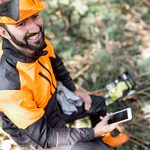 Galloway tree company employee at work keeping homeowner updated about progress